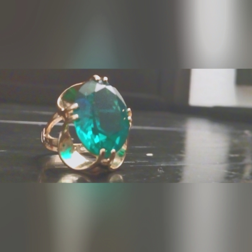 18k Gold HGE Vintage Ring w/ Green Emerald Gem Stone